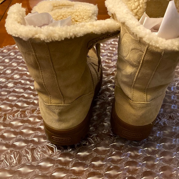 COACH WOMEN’S HALEN BEIGE SUEDE SNOW BOOTS. LIKE NEW. SIZE 7.5. SIGNATURE. NICE! - Picture 8 of 16